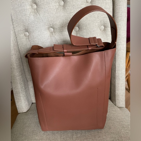 Everlane Studio Bag in Rich Cognac Leather. Made in Italy. - Picture 4 of 16
